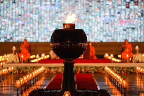 ภาพ No.29383:วันธรรมชัย พิธีจุดประทีปโคมไฟ ถวายเป็นพุทธบูชา แปรอักษรเป็นภาพ