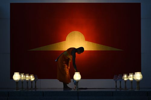 ภาพ No.29454:วันธรรมชัย พิธีจุดประทีปโคมไฟ ถวายเป็นพุทธบูชา แปรอักษรเป็นภาพ