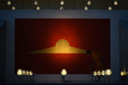 ภาพ No.29455:วันธรรมชัย พิธีจุดประทีปโคมไฟ ถวายเป็นพุทธบูชา แปรอักษรเป็นภาพ