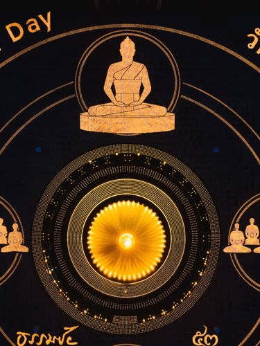 ภาพ No.29394:วันธรรมชัย พิธีจุดประทีปโคมไฟ ถวายเป็นพุทธบูชา แปรอักษรเป็นภาพ