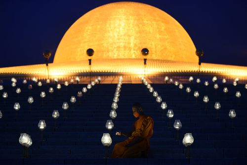 ภาพ No.29457:วันธรรมชัย พิธีจุดประทีปโคมไฟ ถวายเป็นพุทธบูชา แปรอักษรเป็นภาพ