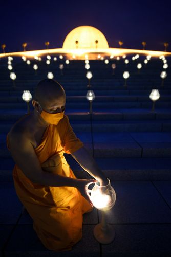 ภาพ No.29456:วันธรรมชัย พิธีจุดประทีปโคมไฟ ถวายเป็นพุทธบูชา แปรอักษรเป็นภาพ