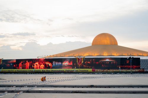 ภาพ No.29410:วันธรรมชัย พิธีจุดประทีปโคมไฟ ถวายเป็นพุทธบูชา แปรอักษรเป็นภาพ