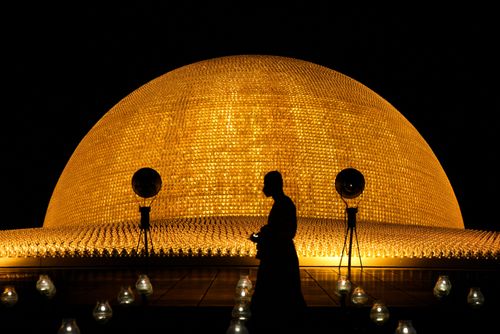 ภาพ No.29458:วันธรรมชัย พิธีจุดประทีปโคมไฟ ถวายเป็นพุทธบูชา แปรอักษรเป็นภาพ