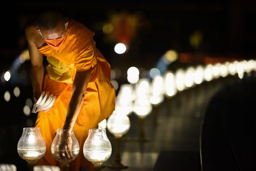 ภาพ No.29459:วันธรรมชัย พิธีจุดประทีปโคมไฟ ถวายเป็นพุทธบูชา แปรอักษรเป็นภาพ