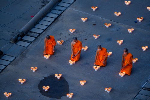 ภาพ No.29429:วันธรรมชัย พิธีจุดประทีปโคมไฟ ถวายเป็นพุทธบูชา แปรอักษรเป็นภาพ