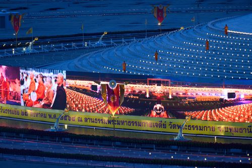 ภาพ No.29430:วันธรรมชัย พิธีจุดประทีปโคมไฟ ถวายเป็นพุทธบูชา แปรอักษรเป็นภาพ