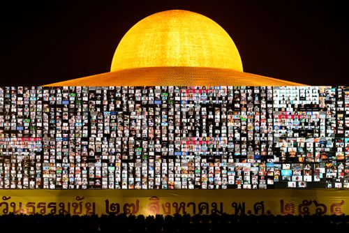 ภาพ No.29461:วันธรรมชัย พิธีจุดประทีปโคมไฟ ถวายเป็นพุทธบูชา แปรอักษรเป็นภาพ