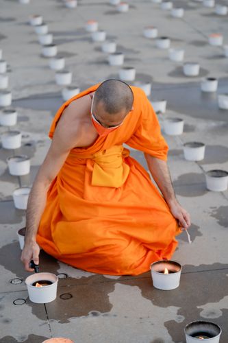 ภาพ No.29419:วันธรรมชัย พิธีจุดประทีปโคมไฟ ถวายเป็นพุทธบูชา แปรอักษรเป็นภาพ