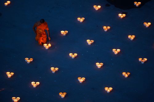 ภาพ No.29434:วันธรรมชัย พิธีจุดประทีปโคมไฟ ถวายเป็นพุทธบูชา แปรอักษรเป็นภาพ