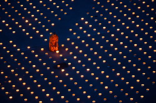 ภาพ No.29431:วันธรรมชัย พิธีจุดประทีปโคมไฟ ถวายเป็นพุทธบูชา แปรอักษรเป็นภาพ