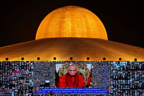 ภาพ No.29460:วันธรรมชัย พิธีจุดประทีปโคมไฟ ถวายเป็นพุทธบูชา แปรอักษรเป็นภาพ