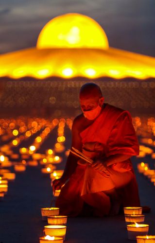 ภาพ No.29382:วันธรรมชัย พิธีจุดประทีปโคมไฟ ถวายเป็นพุทธบูชา แปรอักษรเป็นภาพ