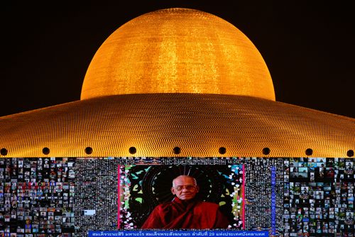 ภาพ No.29462:วันธรรมชัย พิธีจุดประทีปโคมไฟ ถวายเป็นพุทธบูชา แปรอักษรเป็นภาพ