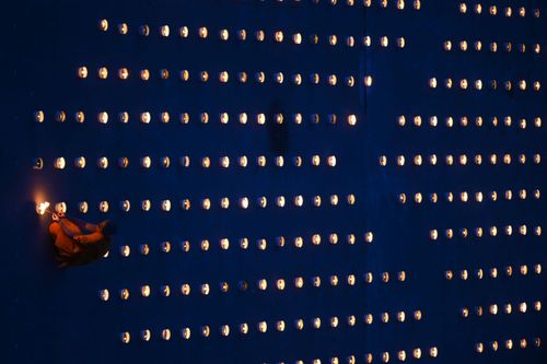 ภาพ No.29432:วันธรรมชัย พิธีจุดประทีปโคมไฟ ถวายเป็นพุทธบูชา แปรอักษรเป็นภาพ