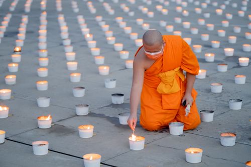 ภาพ No.29416:วันธรรมชัย พิธีจุดประทีปโคมไฟ ถวายเป็นพุทธบูชา แปรอักษรเป็นภาพ
