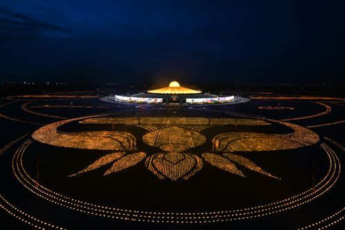 ภาพ No.29433:วันธรรมชัย พิธีจุดประทีปโคมไฟ ถวายเป็นพุทธบูชา แปรอักษรเป็นภาพ