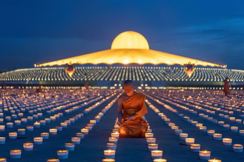 ภาพ No.29450:วันธรรมชัย พิธีจุดประทีปโคมไฟ ถวายเป็นพุทธบูชา แปรอักษรเป็นภาพ