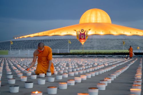 ภาพ No.29414:วันธรรมชัย พิธีจุดประทีปโคมไฟ ถวายเป็นพุทธบูชา แปรอักษรเป็นภาพ