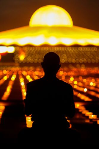 ภาพ No.29384:วันธรรมชัย พิธีจุดประทีปโคมไฟ ถวายเป็นพุทธบูชา แปรอักษรเป็นภาพ