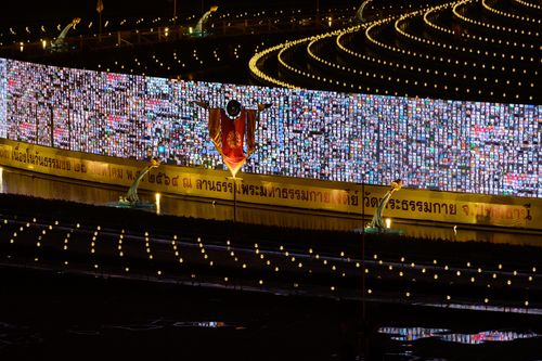 ภาพ No.29435:วันธรรมชัย พิธีจุดประทีปโคมไฟ ถวายเป็นพุทธบูชา แปรอักษรเป็นภาพ