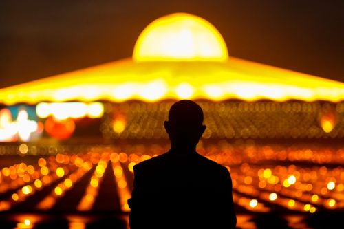 ภาพ No.29387:วันธรรมชัย พิธีจุดประทีปโคมไฟ ถวายเป็นพุทธบูชา แปรอักษรเป็นภาพ