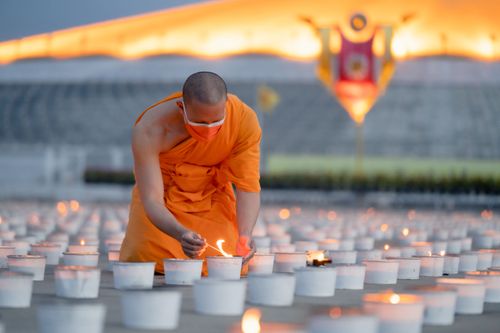 ภาพ No.29415:วันธรรมชัย พิธีจุดประทีปโคมไฟ ถวายเป็นพุทธบูชา แปรอักษรเป็นภาพ