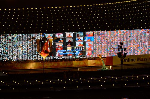 ภาพ No.29437:วันธรรมชัย พิธีจุดประทีปโคมไฟ ถวายเป็นพุทธบูชา แปรอักษรเป็นภาพ