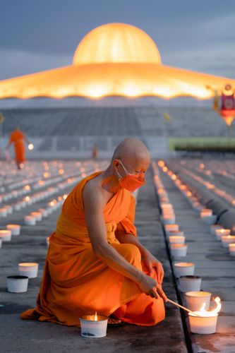 ภาพ No.29417:วันธรรมชัย พิธีจุดประทีปโคมไฟ ถวายเป็นพุทธบูชา แปรอักษรเป็นภาพ