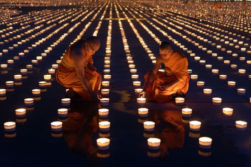 ภาพ No.29453:วันธรรมชัย พิธีจุดประทีปโคมไฟ ถวายเป็นพุทธบูชา แปรอักษรเป็นภาพ