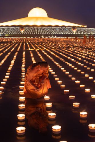 ภาพ No.29451:วันธรรมชัย พิธีจุดประทีปโคมไฟ ถวายเป็นพุทธบูชา แปรอักษรเป็นภาพ