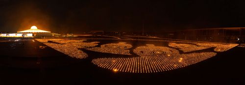 ภาพ No.29418:วันธรรมชัย พิธีจุดประทีปโคมไฟ ถวายเป็นพุทธบูชา แปรอักษรเป็นภาพ