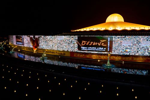 ภาพ No.29424:วันธรรมชัย พิธีจุดประทีปโคมไฟ ถวายเป็นพุทธบูชา แปรอักษรเป็นภาพ