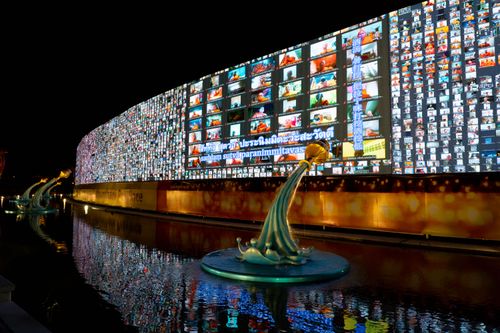 ภาพ No.29421:วันธรรมชัย พิธีจุดประทีปโคมไฟ ถวายเป็นพุทธบูชา แปรอักษรเป็นภาพ