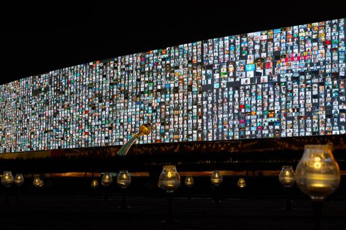 ภาพ No.29422:วันธรรมชัย พิธีจุดประทีปโคมไฟ ถวายเป็นพุทธบูชา แปรอักษรเป็นภาพ