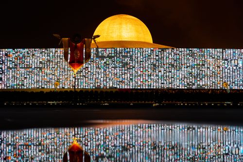 ภาพ No.29425:วันธรรมชัย พิธีจุดประทีปโคมไฟ ถวายเป็นพุทธบูชา แปรอักษรเป็นภาพ