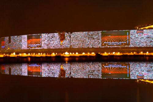 ภาพ No.29427:วันธรรมชัย พิธีจุดประทีปโคมไฟ ถวายเป็นพุทธบูชา แปรอักษรเป็นภาพ