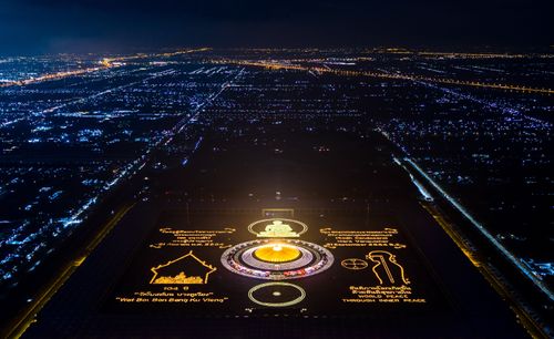 ภาพ No.31032:พิธีเจริญพระพุทธมนต์และจุดประทีปบูชาธรรมพระมงคลเทพมุนี (สด จนฺทสโร) พระผู้ปราบมาร ออนไลน์