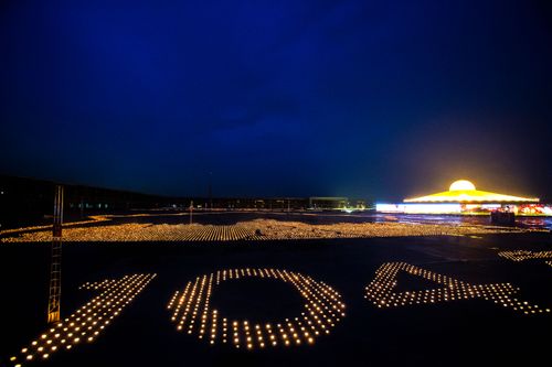 ภาพ No.31102:พิธีเจริญพระพุทธมนต์และจุดประทีปบูชาธรรมพระมงคลเทพมุนี (สด จนฺทสโร) พระผู้ปราบมาร ออนไลน์
