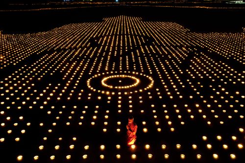 ภาพ No.31105:พิธีเจริญพระพุทธมนต์และจุดประทีปบูชาธรรมพระมงคลเทพมุนี (สด จนฺทสโร) พระผู้ปราบมาร ออนไลน์