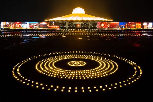 ภาพ No.31106:พิธีเจริญพระพุทธมนต์และจุดประทีปบูชาธรรมพระมงคลเทพมุนี (สด จนฺทสโร) พระผู้ปราบมาร ออนไลน์