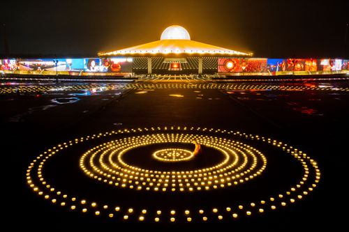 ภาพ No.31109:พิธีเจริญพระพุทธมนต์และจุดประทีปบูชาธรรมพระมงคลเทพมุนี (สด จนฺทสโร) พระผู้ปราบมาร ออนไลน์