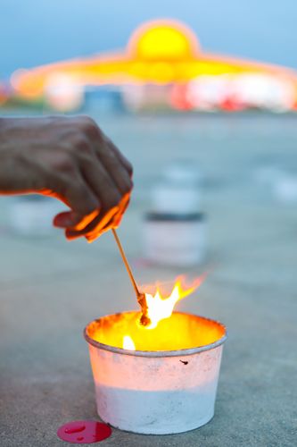 ภาพ No.31114:พิธีเจริญพระพุทธมนต์และจุดประทีปบูชาธรรมพระมงคลเทพมุนี (สด จนฺทสโร) พระผู้ปราบมาร ออนไลน์
