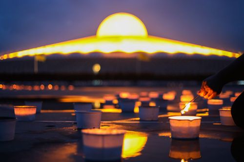 ภาพ No.31117:พิธีเจริญพระพุทธมนต์และจุดประทีปบูชาธรรมพระมงคลเทพมุนี (สด จนฺทสโร) พระผู้ปราบมาร ออนไลน์
