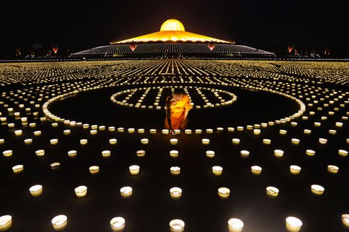 ภาพ No.31118:พิธีเจริญพระพุทธมนต์และจุดประทีปบูชาธรรมพระมงคลเทพมุนี (สด จนฺทสโร) พระผู้ปราบมาร ออนไลน์