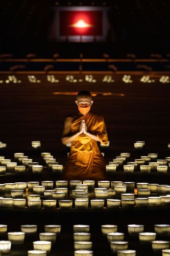 ภาพ No.31110:พิธีเจริญพระพุทธมนต์และจุดประทีปบูชาธรรมพระมงคลเทพมุนี (สด จนฺทสโร) พระผู้ปราบมาร ออนไลน์