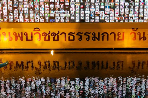 ภาพ No.31121:พิธีเจริญพระพุทธมนต์และจุดประทีปบูชาธรรมพระมงคลเทพมุนี (สด จนฺทสโร) พระผู้ปราบมาร ออนไลน์