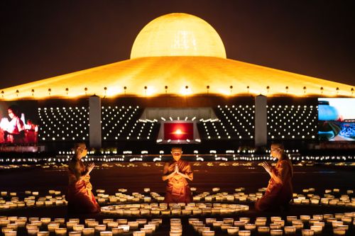 ภาพ No.31108:พิธีเจริญพระพุทธมนต์และจุดประทีปบูชาธรรมพระมงคลเทพมุนี (สด จนฺทสโร) พระผู้ปราบมาร ออนไลน์