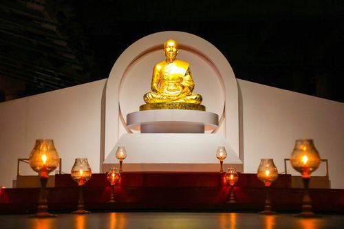 ภาพ No.31124:พิธีเจริญพระพุทธมนต์และจุดประทีปบูชาธรรมพระมงคลเทพมุนี (สด จนฺทสโร) พระผู้ปราบมาร ออนไลน์