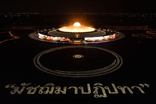 ภาพ No.31068:พิธีเจริญพระพุทธมนต์และจุดประทีปบูชาธรรมพระมงคลเทพมุนี (สด จนฺทสโร) พระผู้ปราบมาร ออนไลน์